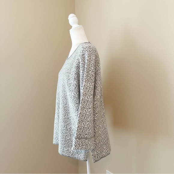 Tahari Leopard Print Gray White Pullover Round Neck Sweater - XL - Picture 3 of 11